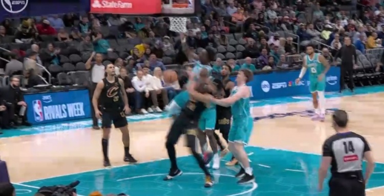 贾勒特·阿伦和迪亚巴特拼抢时把后者架起一度悬空 被吹了技犯