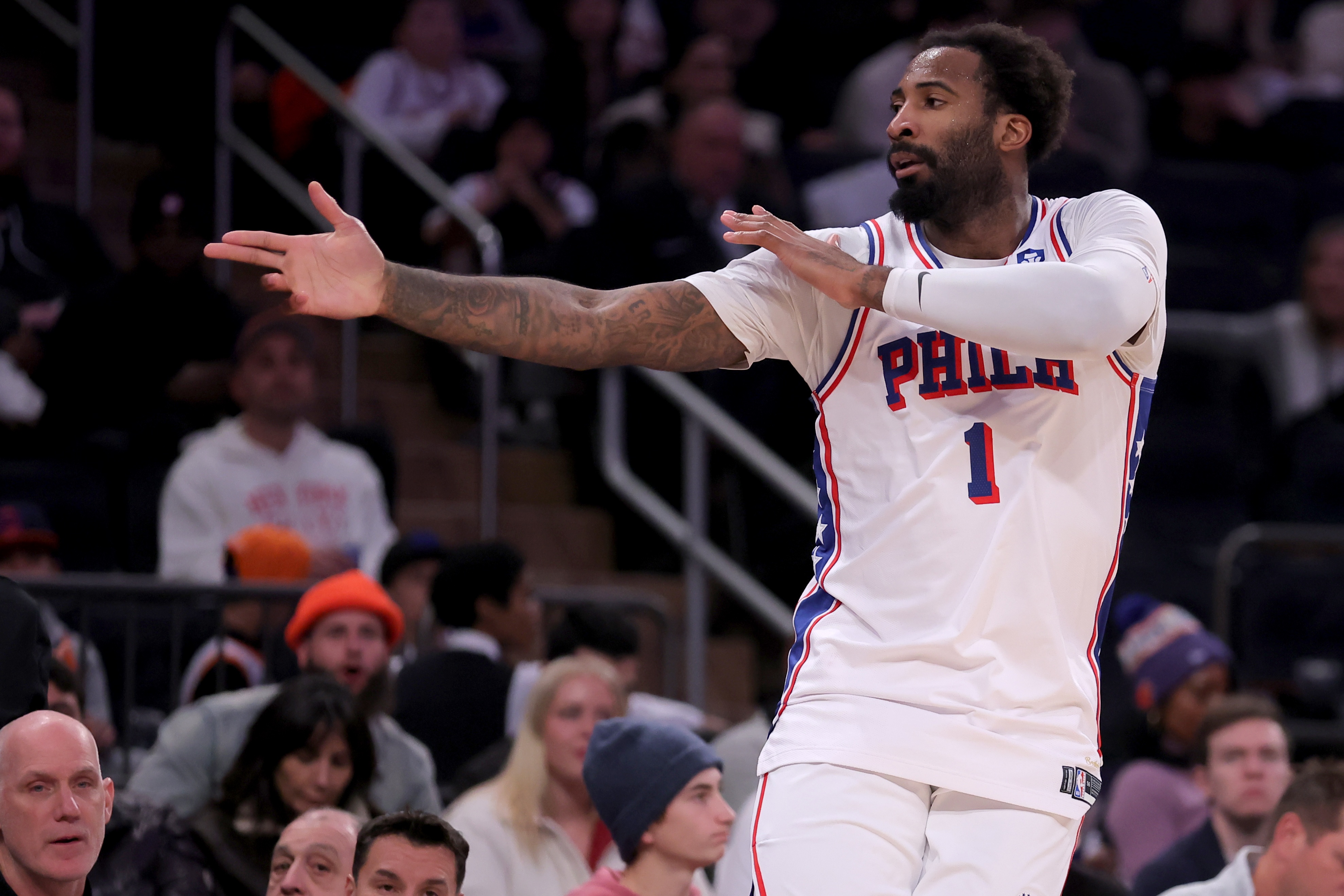 开云登录-翻江倒海！德拉蒙德1抢3拼下前场篮板补篮得手 转身比出Too small