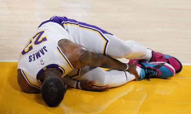 1618043382268047975.jpg LeBron-James-injures-ankle-before-playing-Suns.jpg